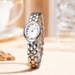 Reloj de cuarzo dorado para mujer Diaofendi Reloj de pulsera de lujo pequeño actualizado con banda de acero inoxidable Pulsera casual elegante y 1 150x150