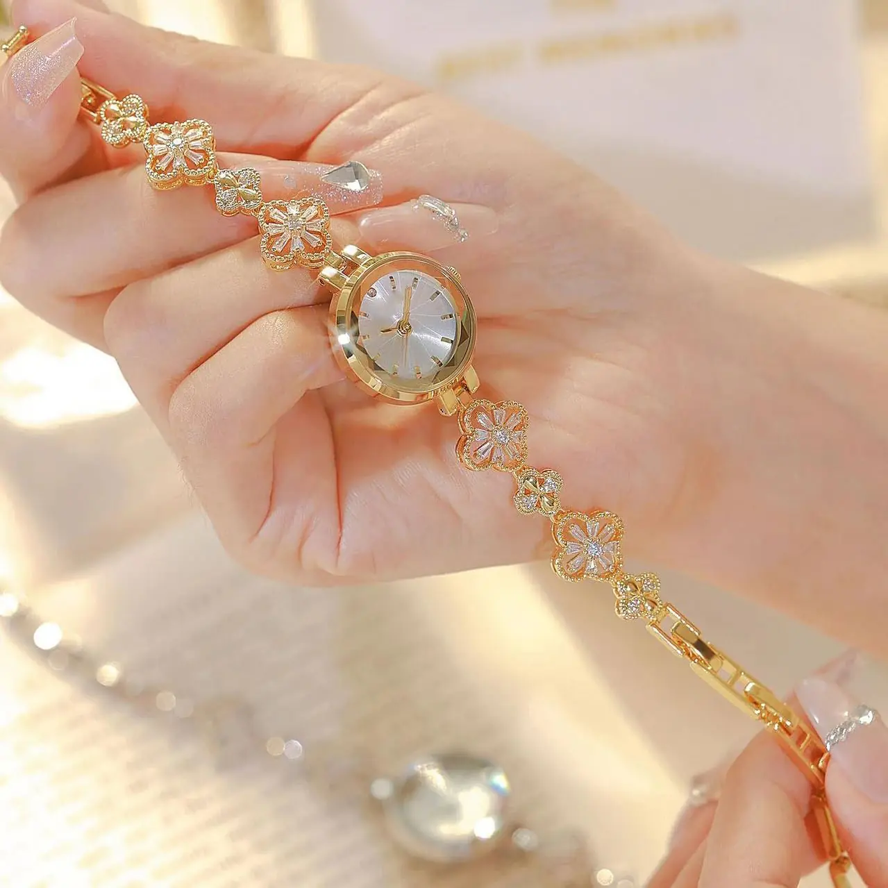 Bestkang Luxury Ladies Hollow Four Leaf Grass Bracelet Chain Watches Waterproof Fashion Dress Quartz Watch 1